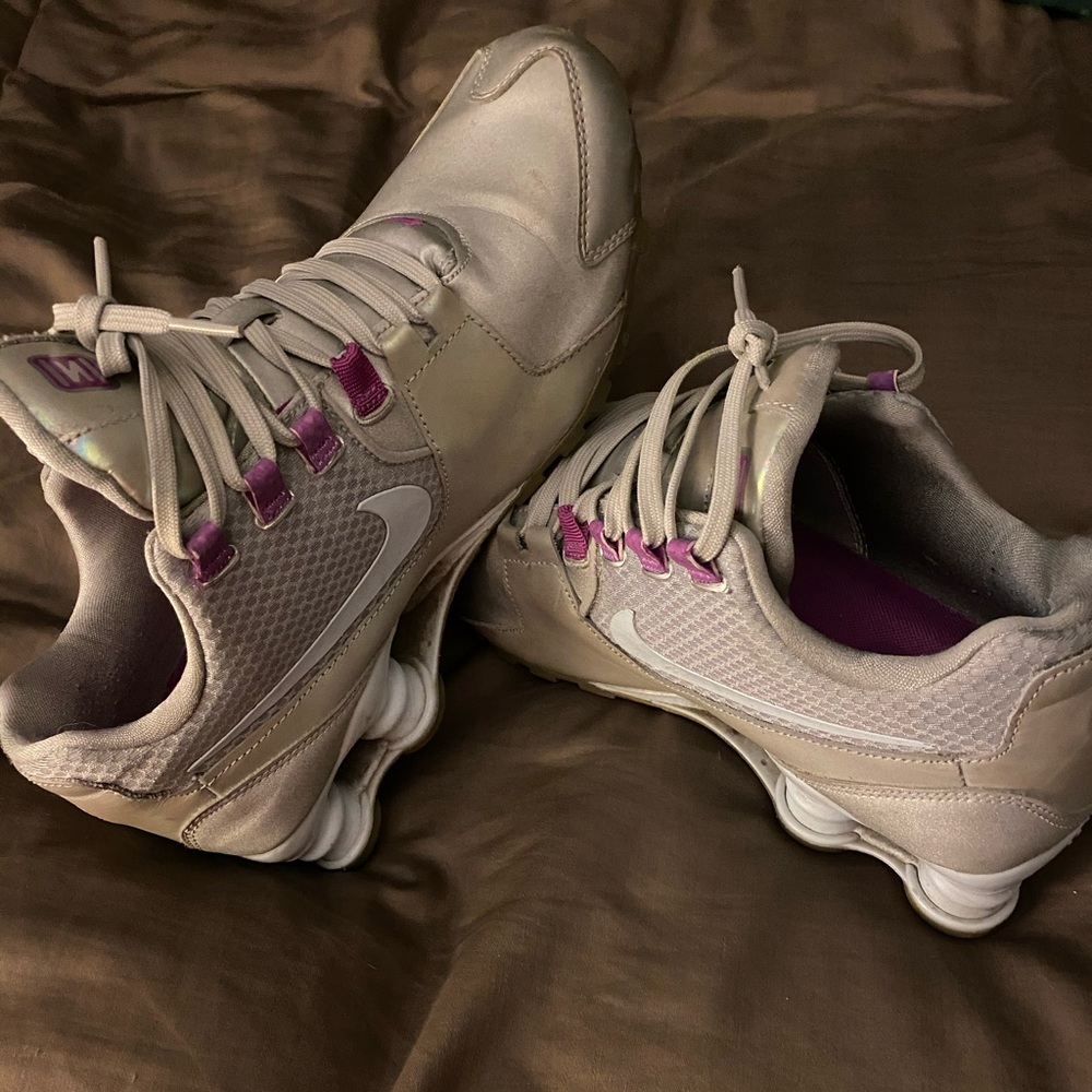 Women’s silver Nike Shox  sz 9.5